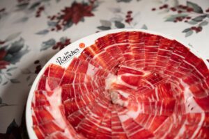 Plato de jamón ibérico de bellota DOP Los Pedroches sobre mantel navideño