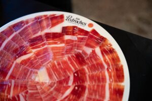 Detalle cenital de plato con jamón ibérico de bellota DOP Los Pedroches